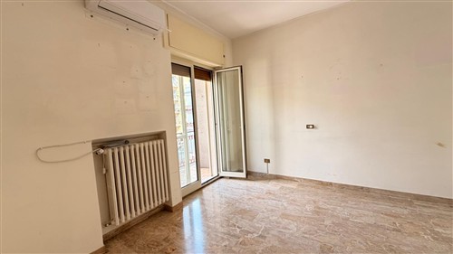 Zona Semi-Centrale, Appartamento di 4 Vani Oltre Accessori, Vano Deposito e Box Auto.